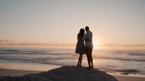 Pareja-Abrazándose-En-La-Playa