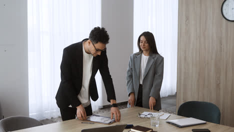 Hombre-Entregando-Certificado-A-Mujer