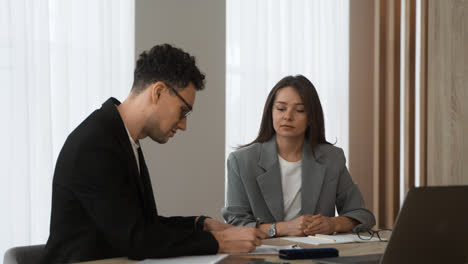 Hombre-Y-Mujer-En-Una-Reunión-En-La-Oficina