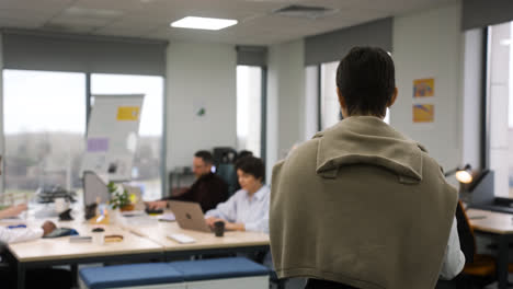 Personas-Que-Trabajan-En-La-Oficina