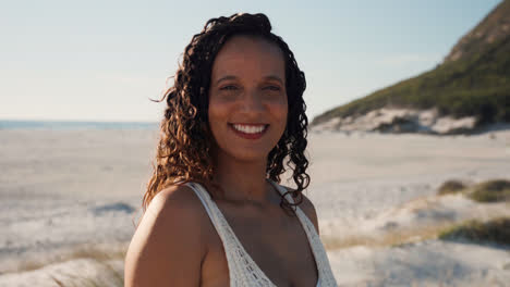 Mujer-Feliz-En-La-Playa