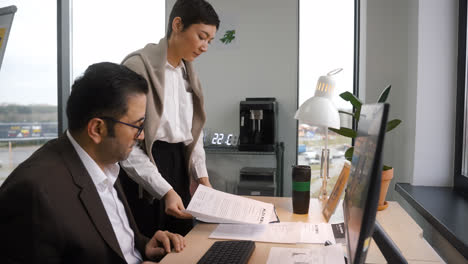 Mujer-Trabajando-En-Oficina