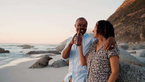 Couple-enjoying-day-at-the-beach