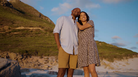 Pareja-Abrazándose-En-La-Playa