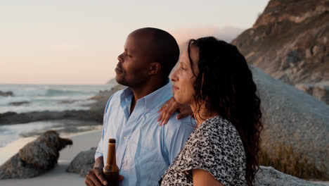 Pareja-Con-Botellas-De-Cerveza-En-La-Playa