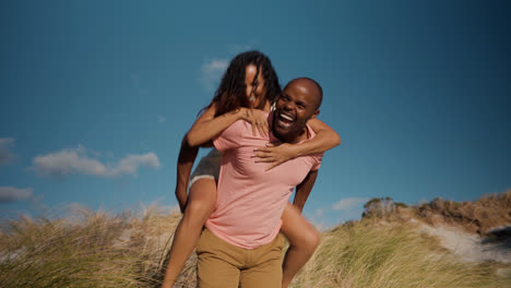 Pareja-Feliz-En-La-Playa