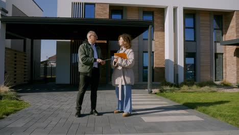 Man-and-woman-handshaking-at-the-front-yard