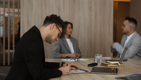 Leute-In-Einer-Besprechung-Im-Büro