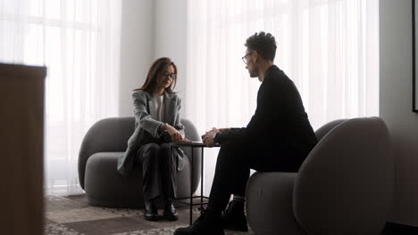 Man-and-woman-in-a-meeting-at-the-office