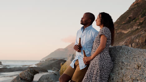 Couple-enjoying-day-at-the-beach