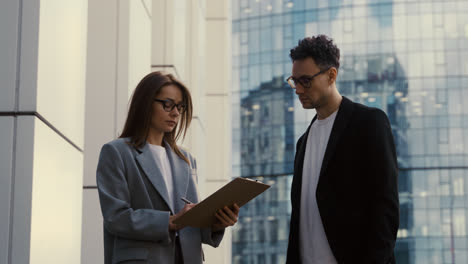 Businesspeople-on-a-meeting-outdoors