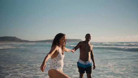 Couple-dancing-at-the-beach