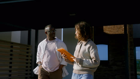 Man-and-woman-handshaking-at-the-front-yard