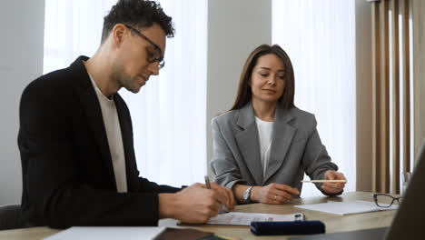 Hombre-Y-Mujer-En-Una-Reunión-En-La-Oficina