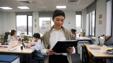 Mujer-Trabajando-En-Oficina