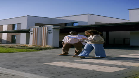 Man-and-woman-handshaking-at-the-front-yard