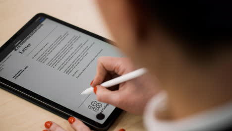 Businesswoman-using-device-at-the-office