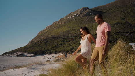 Couple-arriving-to-the-beach