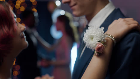 Adolescentes-En-El-Baile-De-Graduación