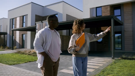 Man-and-woman-handshaking-at-the-street