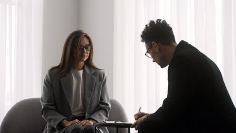 Mann-Und-Frau-Bei-Einem-Meeting-Im-Büro