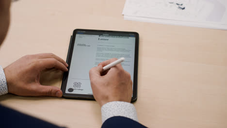 Businessman-using-device-at-the-office