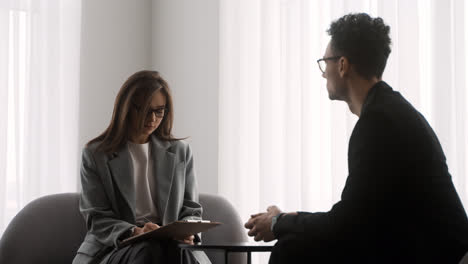 Mann-Und-Frau-Bei-Einem-Meeting-Im-Büro