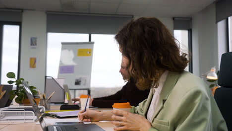 Mujer-Trabajando-En-Oficina