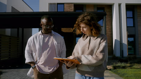 Man-and-woman-handshaking-at-the-front-yard