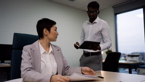 Mujer-Trabajando-En-La-Oficina