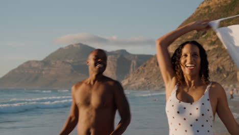 Pareja-Divirtiéndose-En-La-Playa