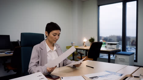 Mujer-Trabajando-En-La-Oficina