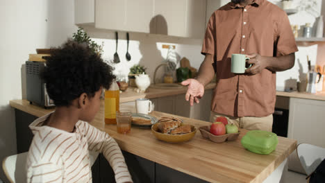 Kid-having-breakfast