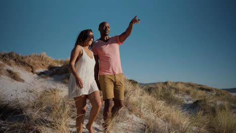 Pareja-Llegando-A-La-Playa