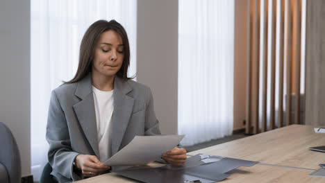 Businesswoman-working-at-the-office