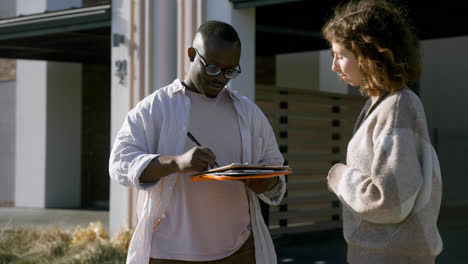 Man-and-woman-handshaking-at-the-front-yard