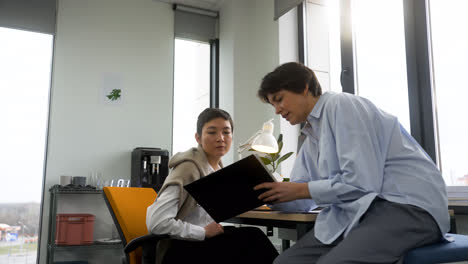 Women-working-in-office