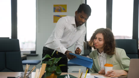 Personas-Que-Trabajan-En-La-Oficina