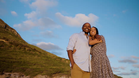 Pareja-Abrazándose-En-La-Playa