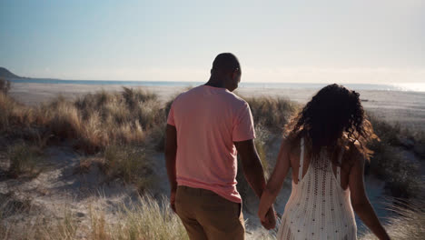 Pareja-Llegando-A-La-Playa