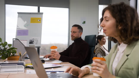 Leute,-Die-Im-Büro-Arbeiten