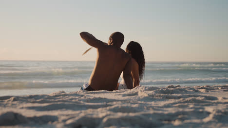 Pareja-Tumbada-En-La-Playa