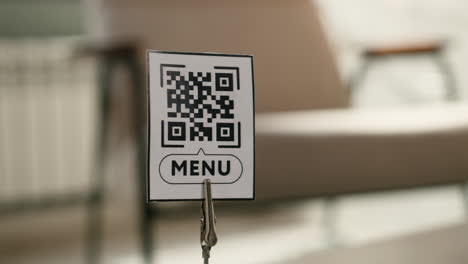 Código-Qr-En-Una-Mesa