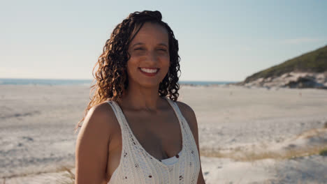 Mujer-Feliz-En-La-Playa