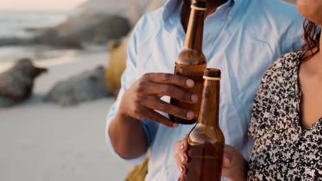 Pareja-Disfrutando-El-Día-En-La-Playa