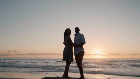 Pareja-Abrazándose-En-La-Playa