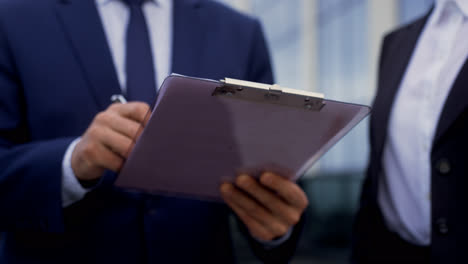 Businesspeople-outside-the-building