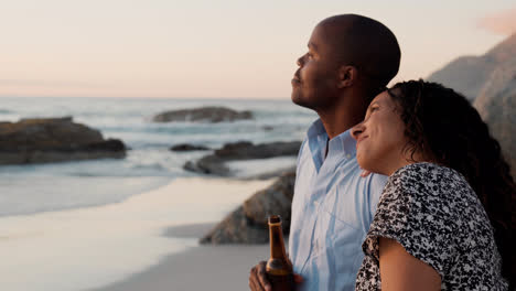 Paar-Mit-Bierflaschen-Am-Strand