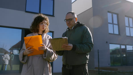 Man-and-woman-handshaking-at-the-backyard