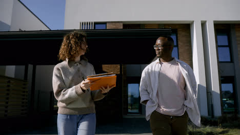 Man-and-woman-handshaking-at-the-front-yard